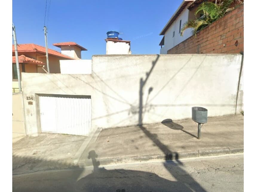 Casa em leilão em Santa Luzia - MG — Casa à venda em leilão