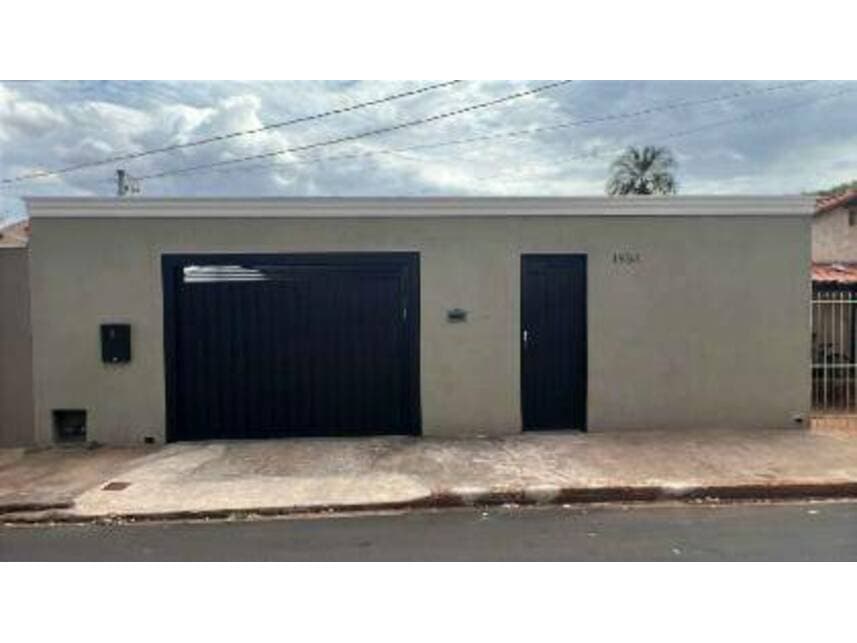Casa em leilão em Frutal - MG — Casa à venda em leilão