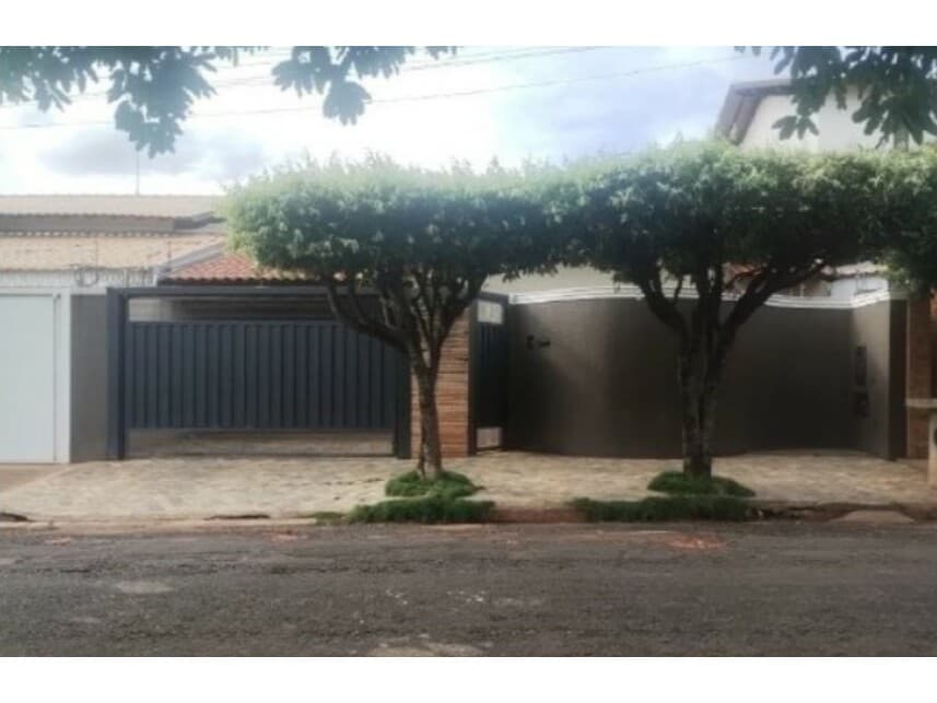 Casa em leilão em Fernandópolis - SP — Casa à venda em leilão