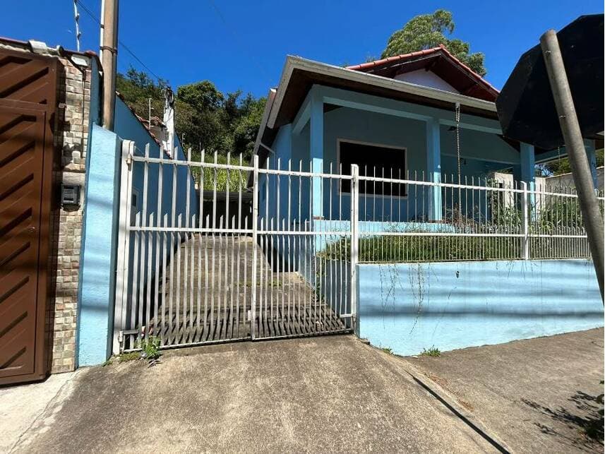 Casa em leilão em Passa Quatro - MG — Casa à venda em leilão