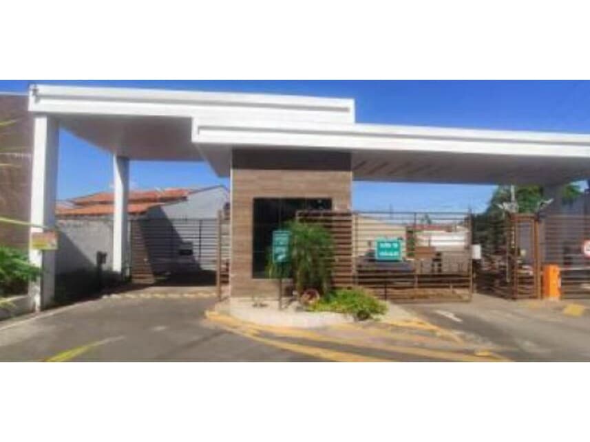 Casa em leilão em Várzea Grande - MT — Casa à venda em leilão