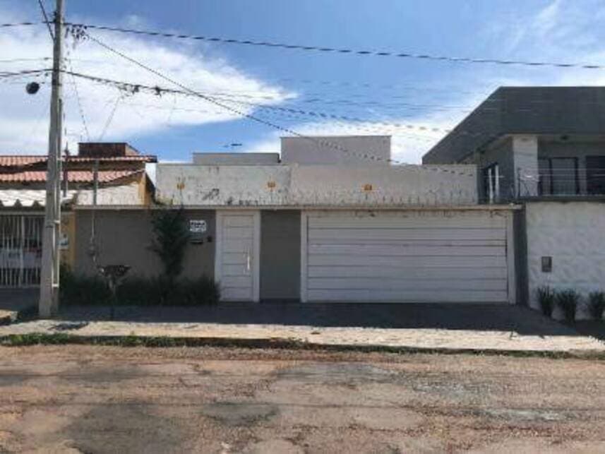 Casa em leilão em Trindade - GO — Casa à venda em leilão
