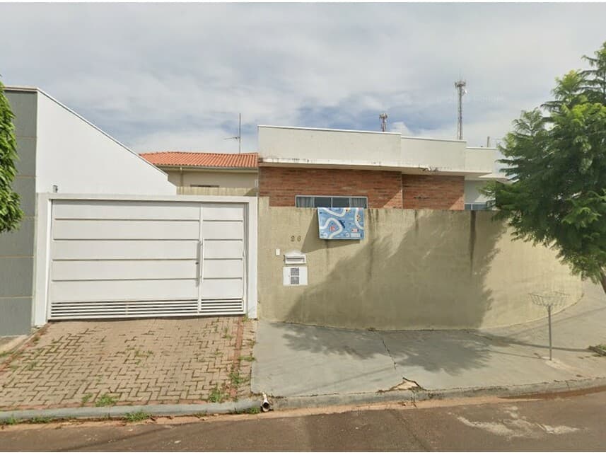 Casa em leilão em Botucatu - SP — Casa à venda em leilão