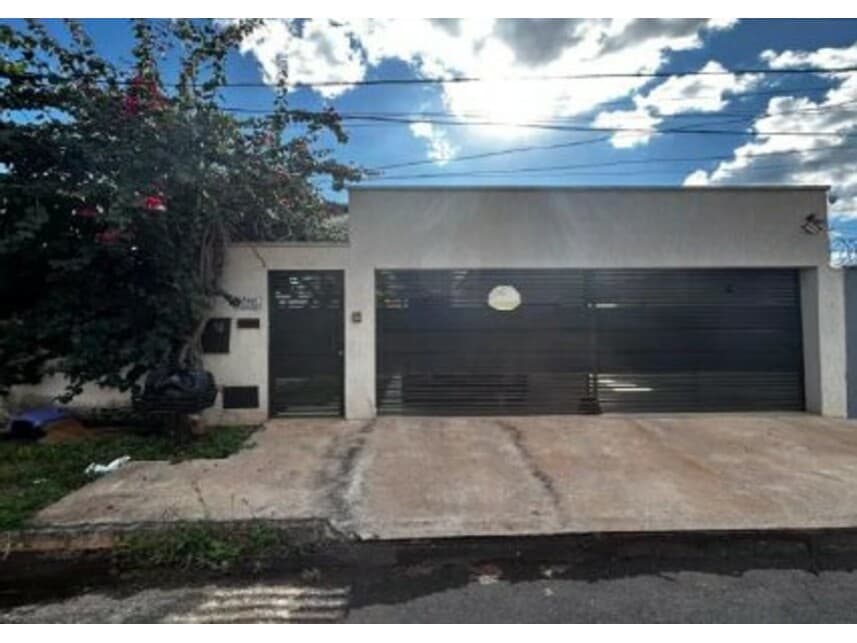 Casa em leilão em Goiânia - GO — Casa à venda em leilão