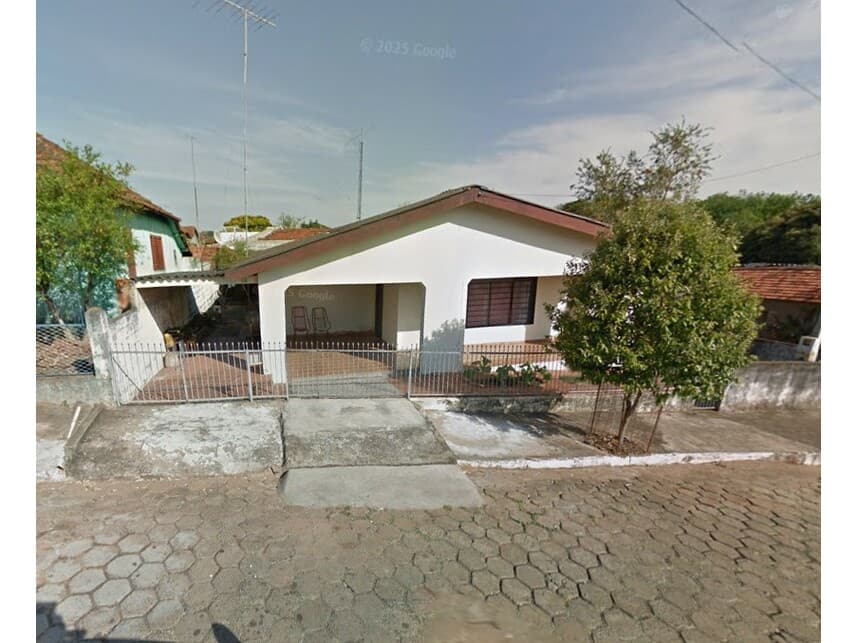 Casa em leilão em Guaimbê - SP — Casa à venda em leilão