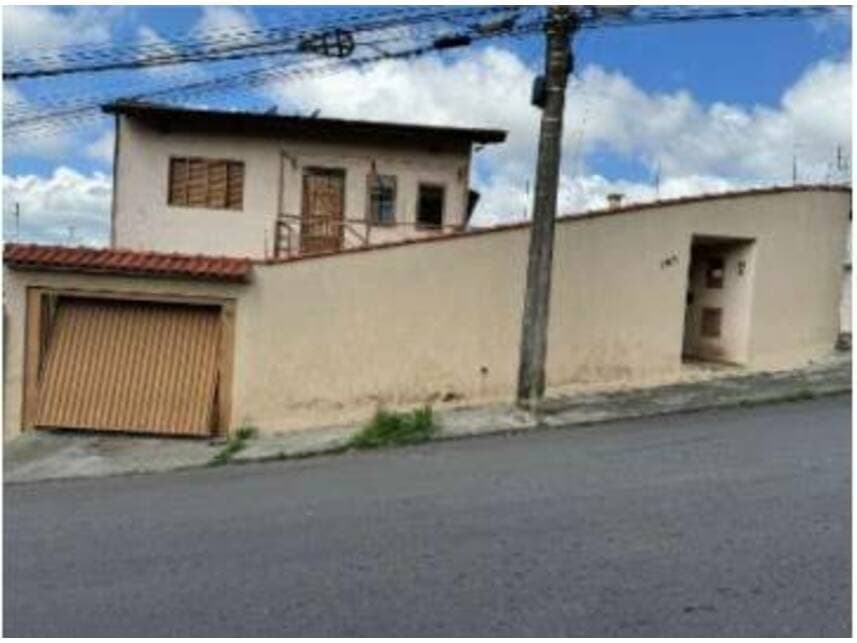 Casa em leilão em Poços De Caldas - MG — Casa à venda em leilão