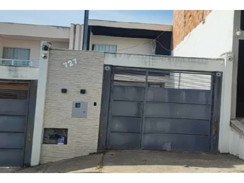 Casa em leilão em Nova Serrana - MG — Casa à venda em leilão