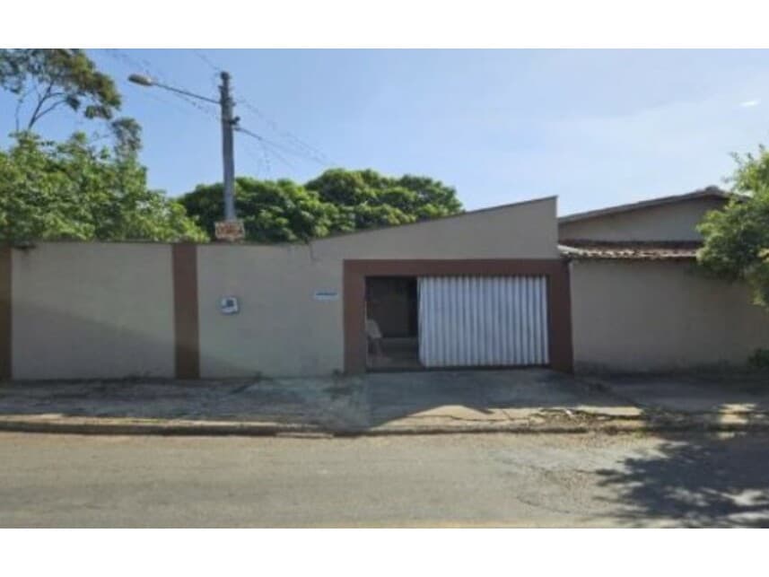 Casa em leilão em Trindade - GO — Casa à venda em leilão