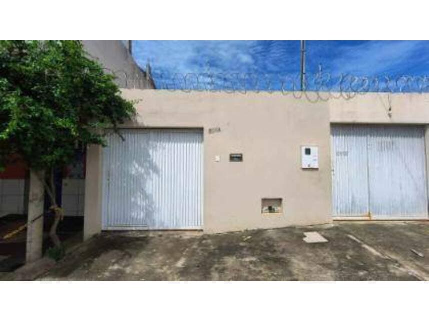 Casa em leilão em Montes Claros - MG — Casa à venda em leilão