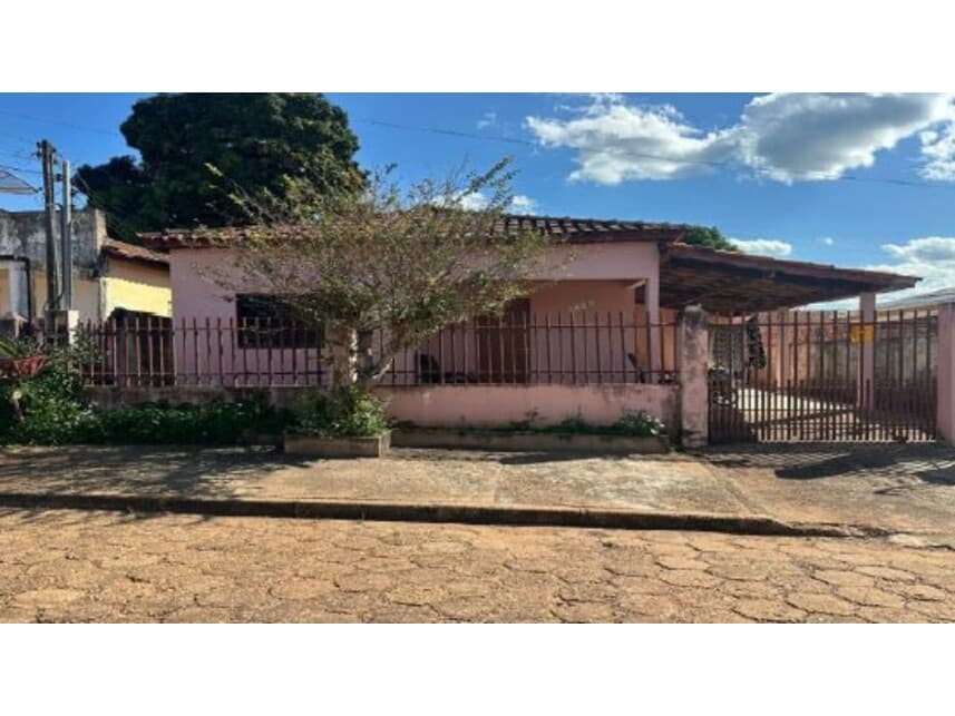 Casa em leilão em Arenápolis - MT — Casa à venda em leilão