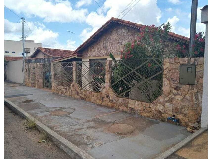 Foto 1 de 15: Casa em leilão em Morrinhos - GO — Casa à venda em leilão