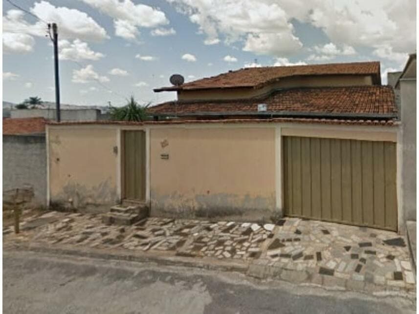 Casa em leilão em Sete Lagoas - MG — Casa à venda em leilão