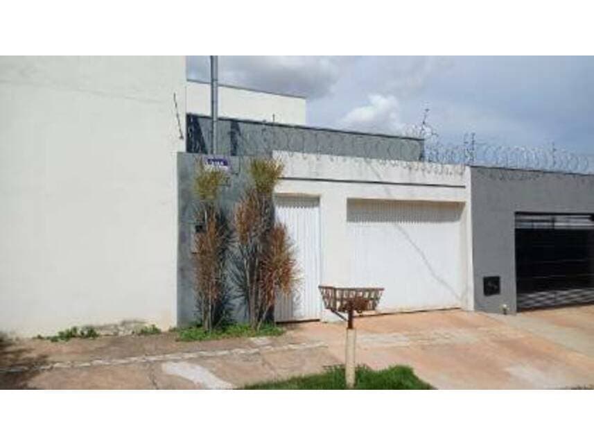 Foto 1 de 11: Casa em leilão em Montes Claros - MG — Casa à venda em leilão