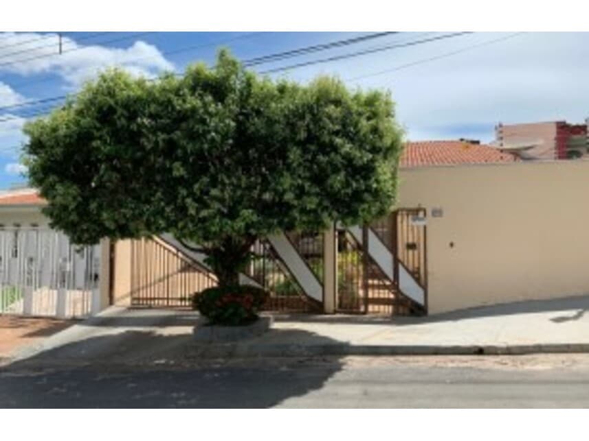 Casa em leilão em Cuiabá - MT — Casa à venda em leilão