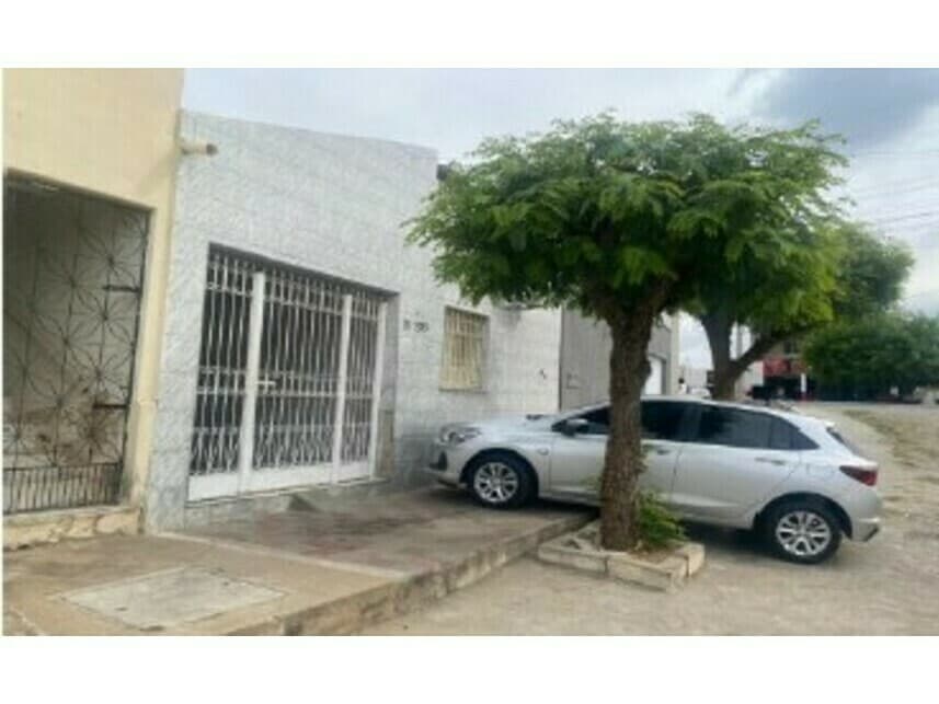 Casa em leilão em Independência - CE — Casa à venda em leilão