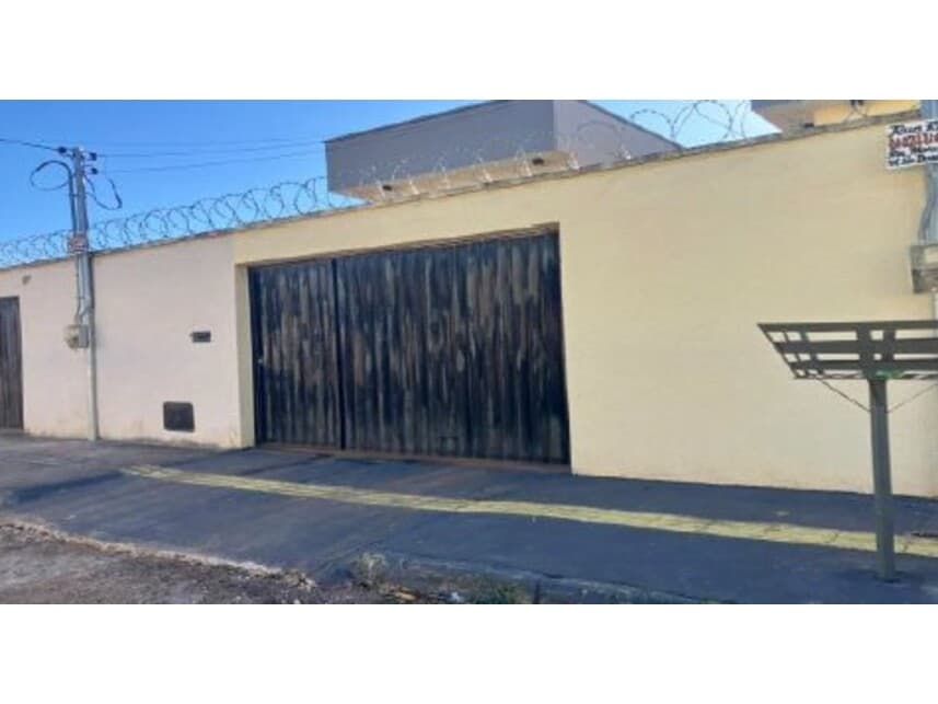 Casa em leilão em Goianira - GO — Casa à venda em leilão