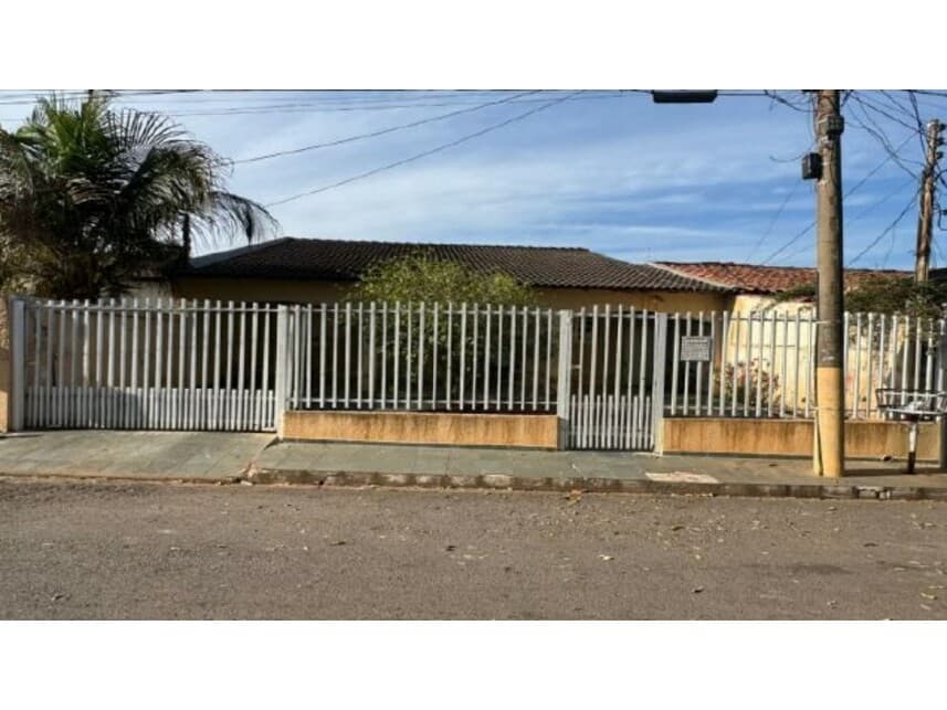 Casa em leilão em Cuiabá - MT — Casa à venda em leilão