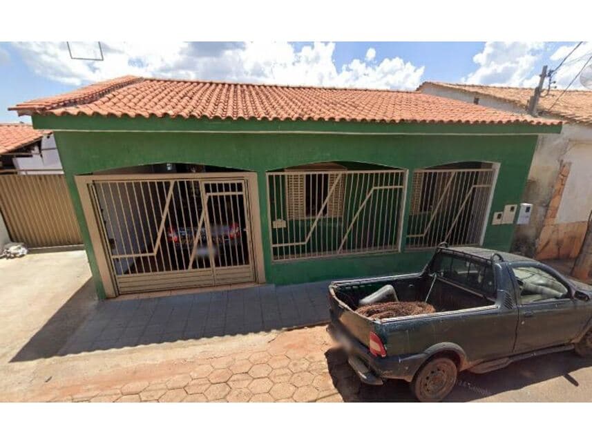Casa em leilão em Ilicínea - MG — Casa à venda em leilão