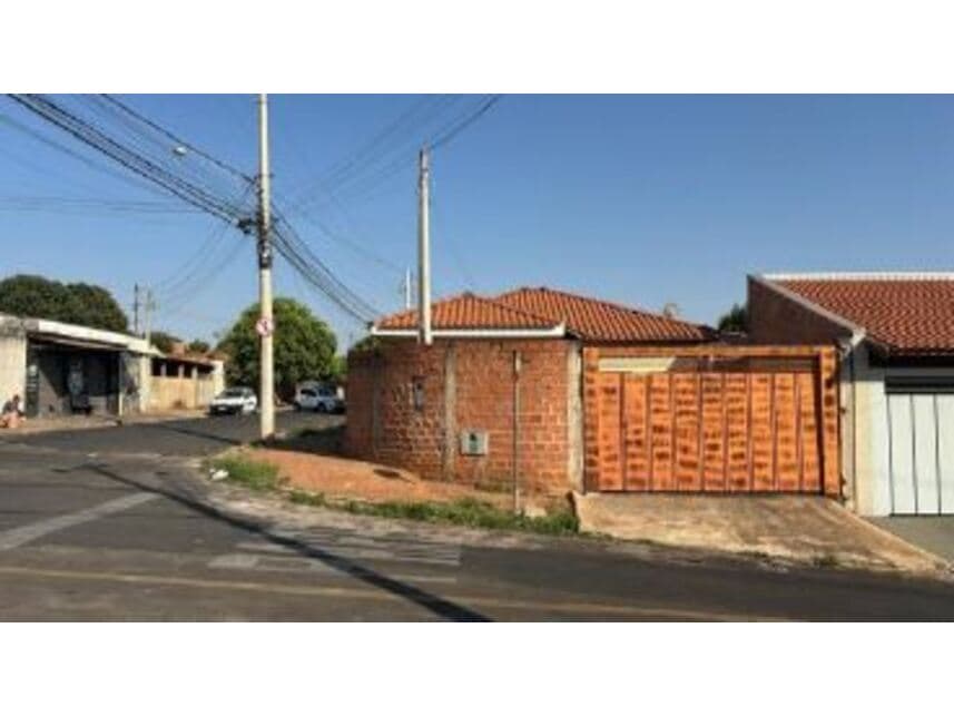Casa em leilão em Monte Alto - SP — Casa à venda em leilão