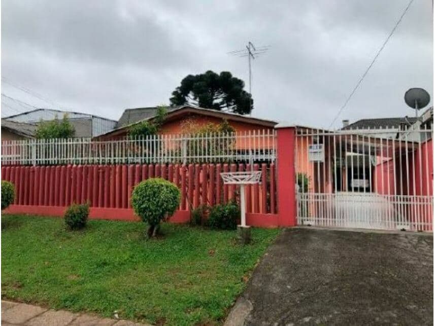 Foto 1 de 16: Casa em leilão em Curitiba - PR — Casa à venda em leilão