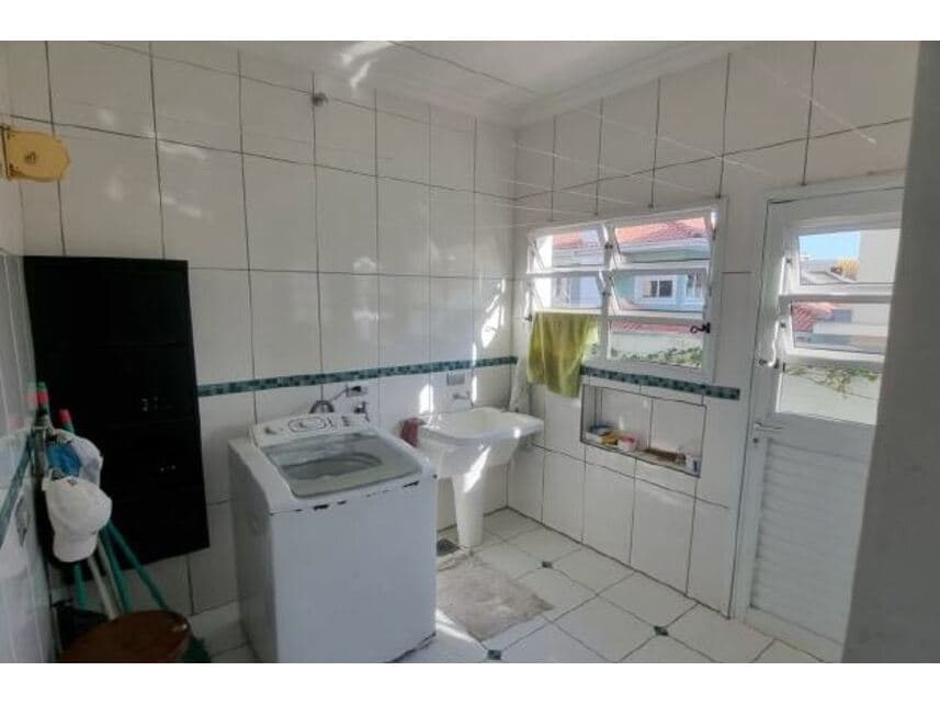 Foto 9 de 22: Casa em leilão em Curitiba - PR — Casa à venda em leilão