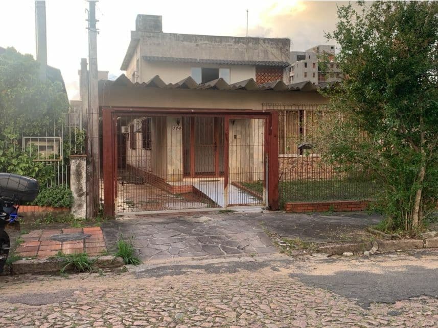 Foto 1 de 4: Casa em leilão em Porto Alegre - RS — Casa à venda em leilão