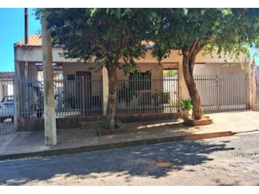 Casa em leilão em Fernandópolis - SP — Casa à venda em leilão