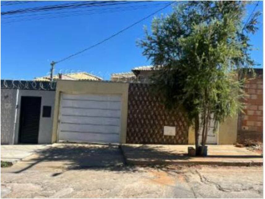 Casa em leilão em Montes Claros - MG — Casa à venda em leilão