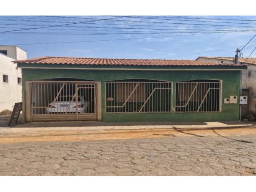 Casa em leilão em Ilicínea - MG — Casa à venda em leilão