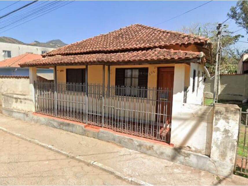 Casa em leilão em Piranguçu - MG — Casa à venda em leilão
