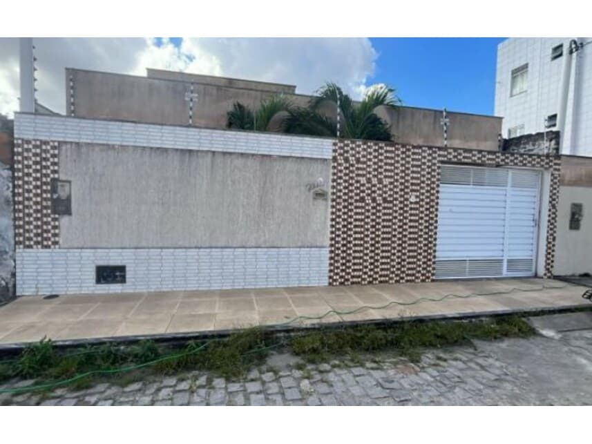 Casa em leilão em Feira De Santana - BA — Casa à venda em leilão
