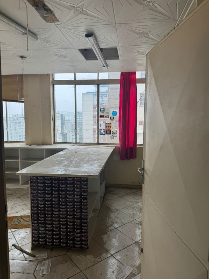 Foto 8 de 10: Comercial em leilão em Porto Alegre - RS, bairro Centro — Salas 121 e 122 do Edifício City, na rua Mal Floriano, em Porto Alegre, matrícula nº 97.584