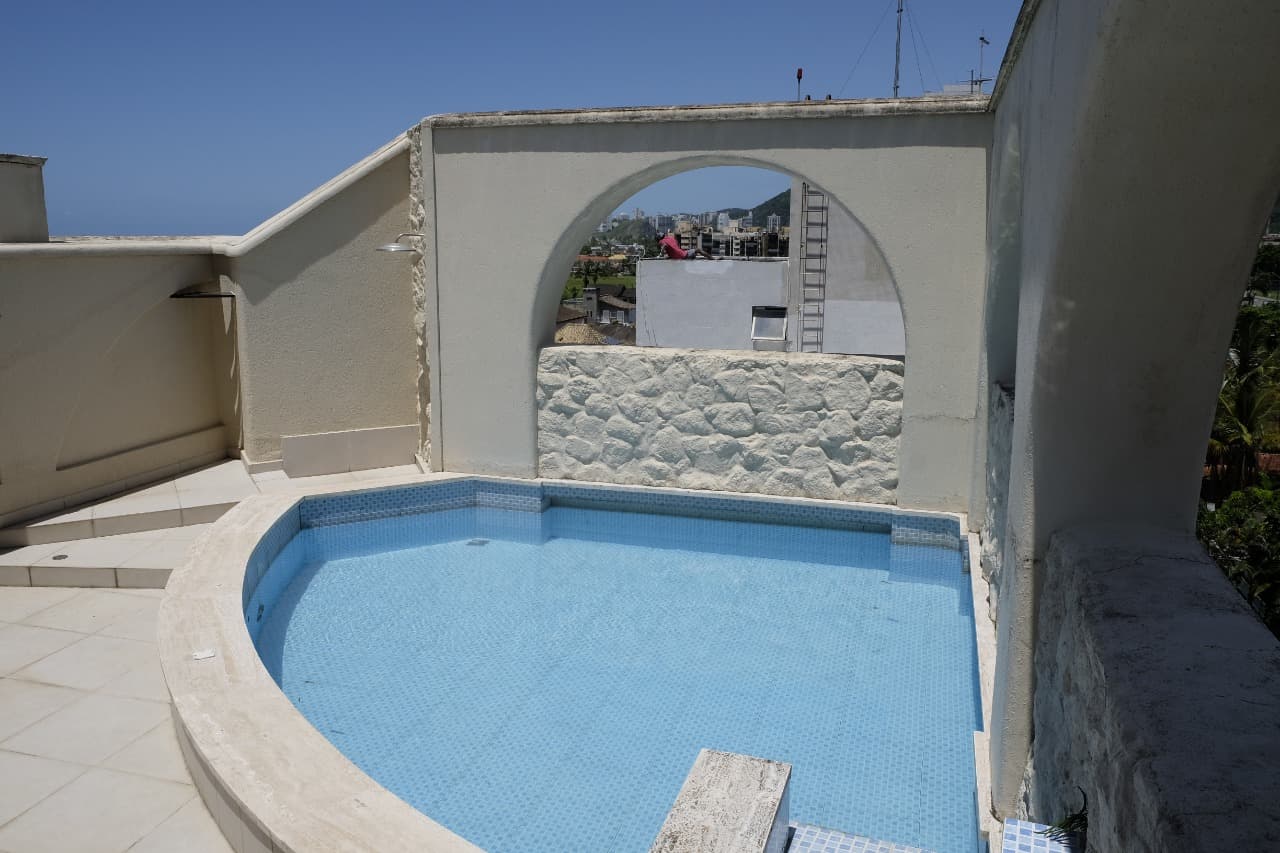 Foto 1 de 49: Apartamento em leilão em Guarujá - SP, bairro Praia da Enseada — Cobertura Duplex na Enseada - Guarujá/SP