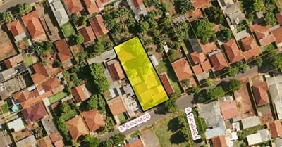 Terreno em leilão em Maringá - PR — Lote contendo três residências distintas, com área total edificada aproximada de 143,62m², Maringá/PR