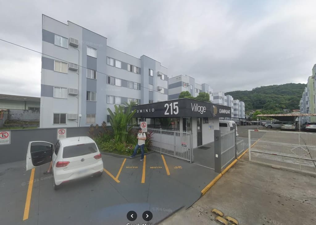 Foto 1 de 2: Apartamento em leilão em Joinville - SC, bairro Iririú — Apartamento no Condomínio Village Champagnat, A.P. 64,92m², A.T. 83,17m², 1 vaga, Iririú, Joinville/SC