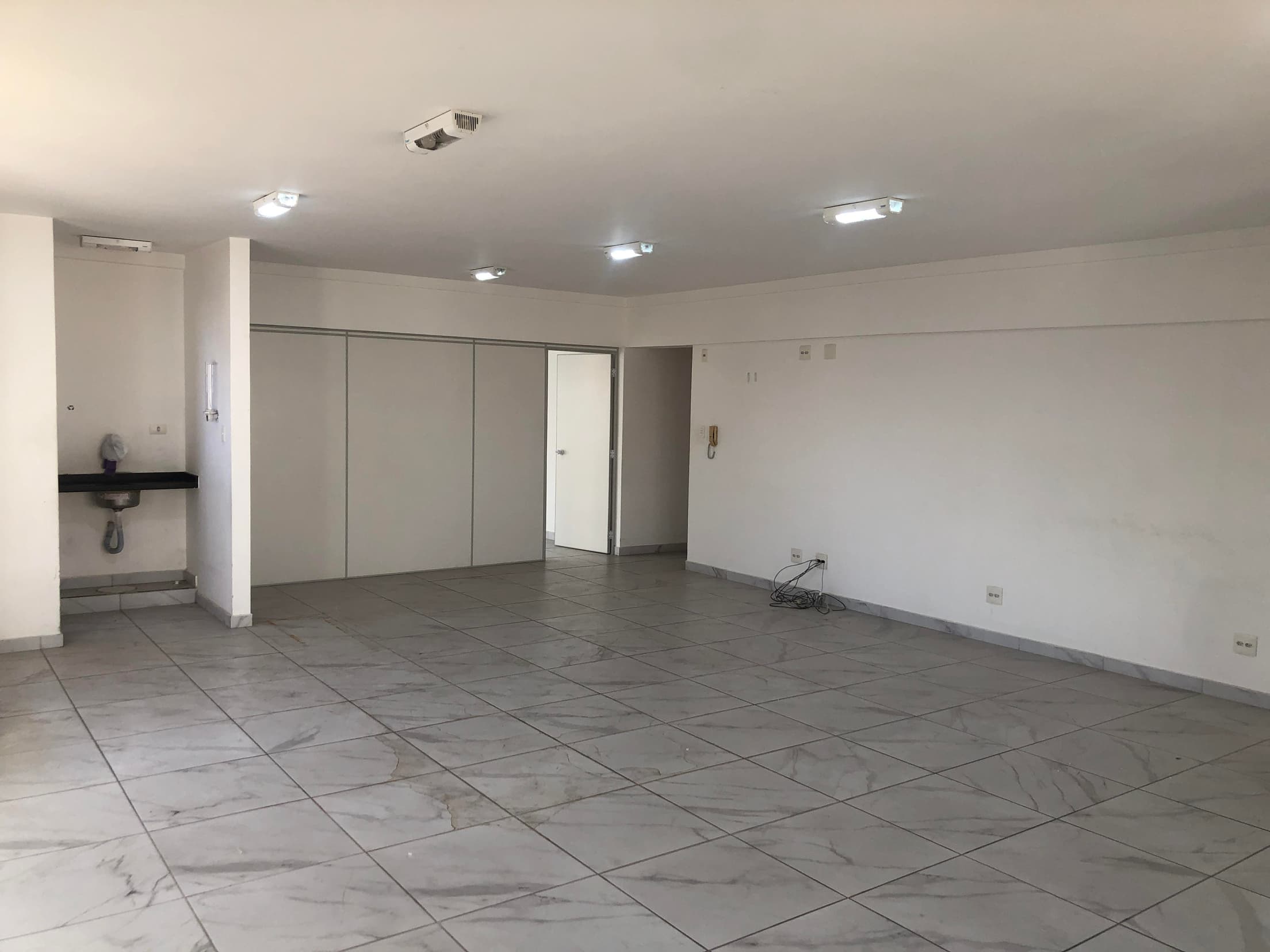 Foto 6 de 16: Comercial em leilão em Santos - SP, bairro Embaré — Sala Corporativa 116m² 1 vaga | Ed. Bandeirantes | Santos/SP | Av. Pedro Lessa: Amplo Espaço e Localização Estratégica no Embaré!