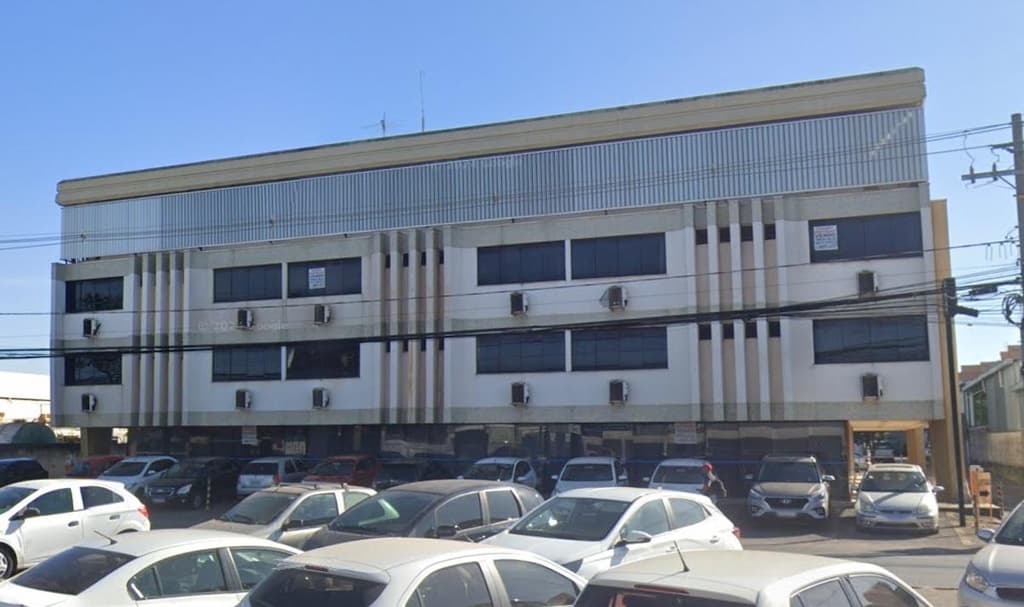 Comercial em leilão em Brasília - DF — Sala comercial, A.T.42m², A.P.35m², Setor Industrial, Guará