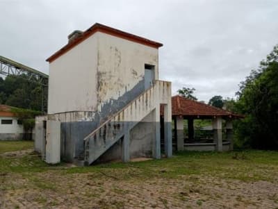 Foto 34 de 70: Area Rural em leilão em Amparo - SP, bairro Três Pontes — Imóvel Rural, A.T. 19ha, A.C. 7.362m², antigo abatedouro, galpões, casas, Três Pontes