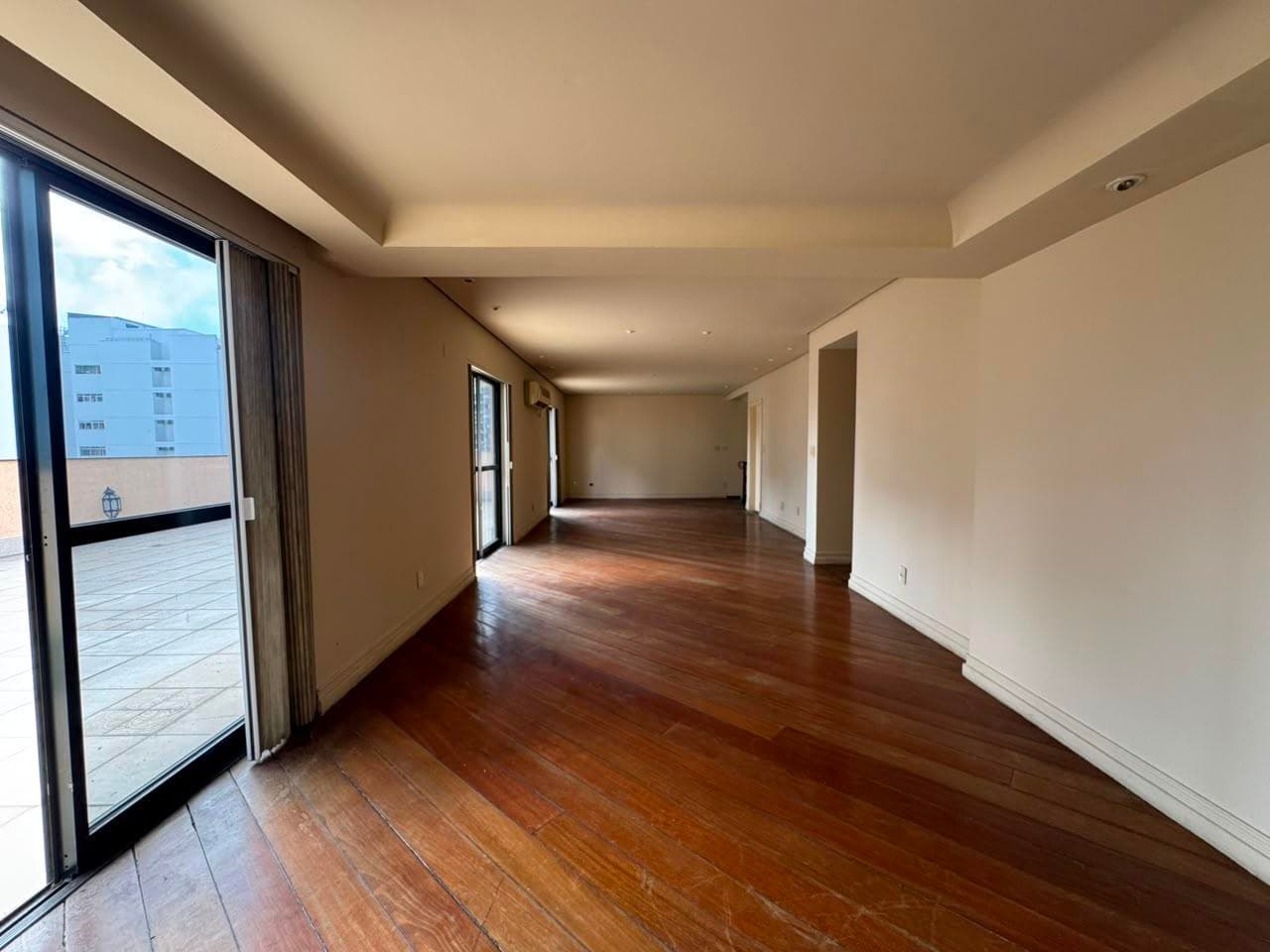 Foto 4 de 11: Apartamento em leilão em Juiz De Fora - MG, bairro Granbery — Triplex 418 m² | Granbery - Juiz de Fora | Cond. Portobello | 4 Vagas, Suítes e Lazer Completo. Raro no Bairro! Ideal p/ Moradia ou Investimento