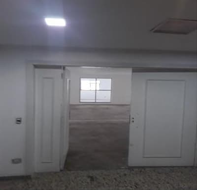 Foto 17 de 22: Comercial em leilão em Curitiba - PR — CONJUNTO COMERCIAL Nº 101 E 5 VAGAS DE GARAGEM (CURITIBA)