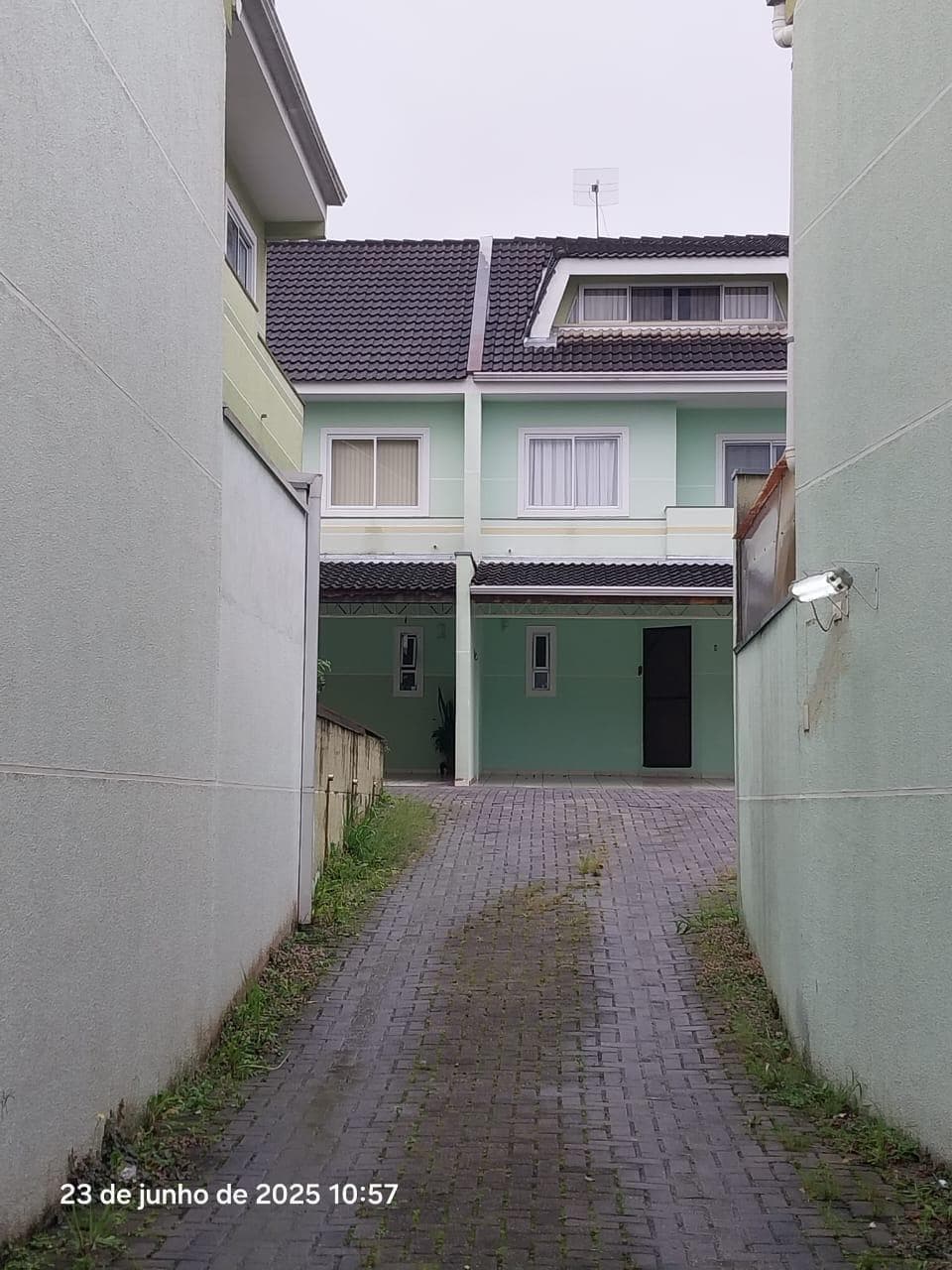 Foto 1 de 11: Casa em leilão em Curitiba - PR, bairro Guabirotuba — Fração Ideal solo de 0,12457 ou seja 144,11m², Curitiba/PR