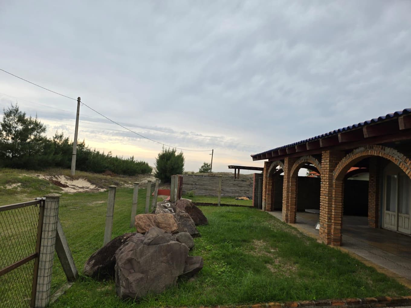 Foto 4 de 27: Terreno em leilão em Mostardas - RS, bairro Loteamento "Praia São Simão" — Casa com área de 296,60m², área total de terreno de 450m² - Mostardas/RS
