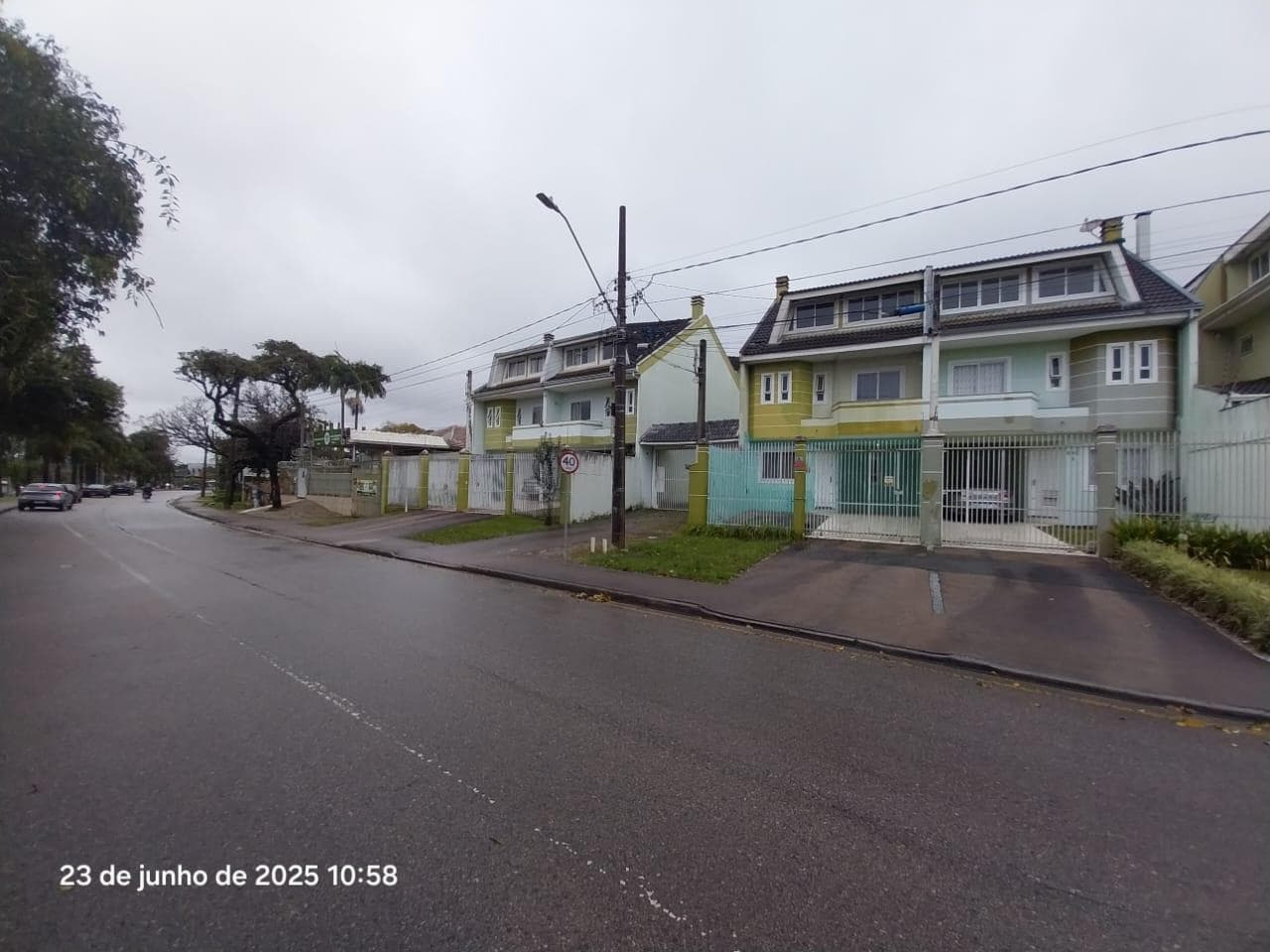 Foto 3 de 11: Casa em leilão em Curitiba - PR, bairro Guabirotuba — Fração Ideal solo de 0,12457 ou seja 144,11m², Curitiba/PR