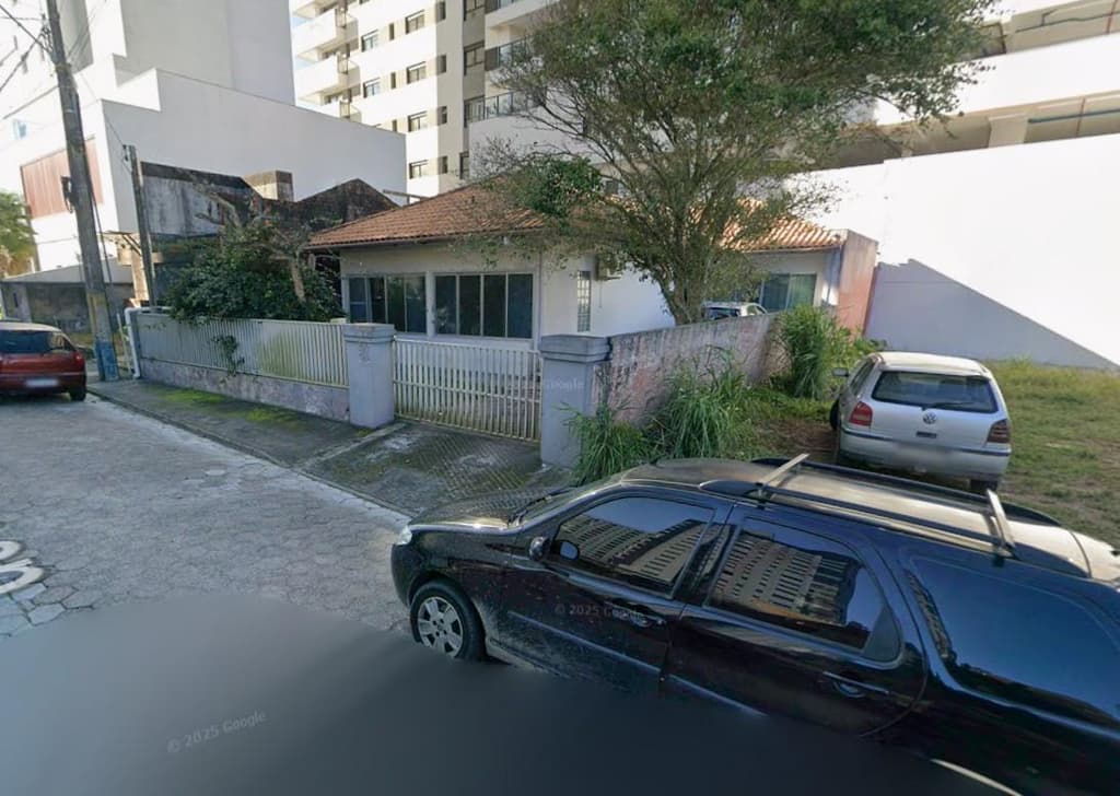 Foto 2 de 3: Casa em leilão em Balneário Piçarras - SC, bairro Itacolomi — Terreno com área de 240m², contendo uma casa com área de 96,75m², Balneário Piçarras/SC