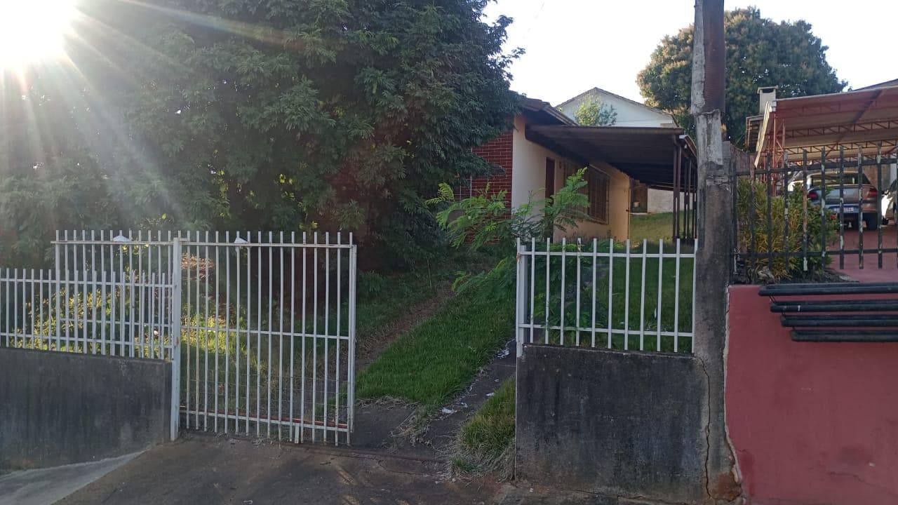 Foto 1 de 13: Casa em leilão em Capitão Leônidas Marques - PR — Casa 126m² Desocupada no Bairro Centro em Capitão Leonidas Marques/PR