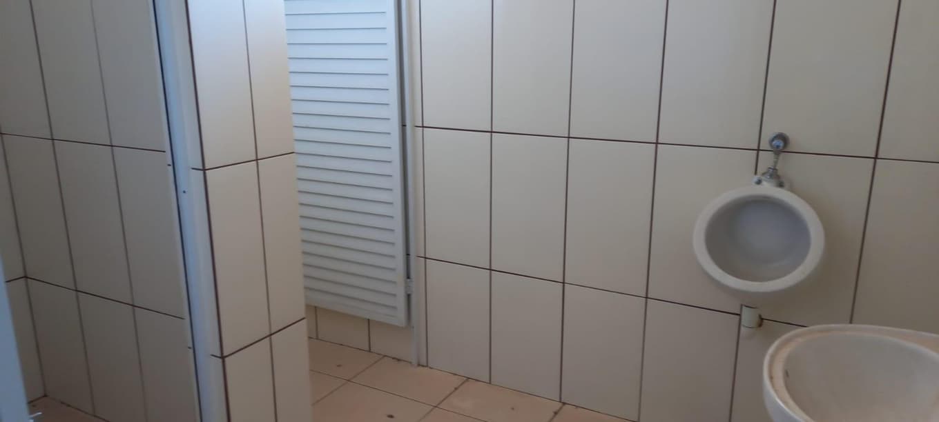 Foto 46 de 48: Casa em leilão em Cascavel - PR — Um imóvel urbano com uma área total de 4.086,86 m². Dividido em um barracão de frente e conjunto de barracões nos fundos.