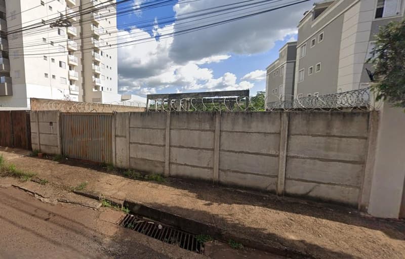 Foto 1 de 3: Terreno em leilão em Uberlândia - MG — Terreno 600m², DESOCUPADO no Copacabana em Uberlândia/MG