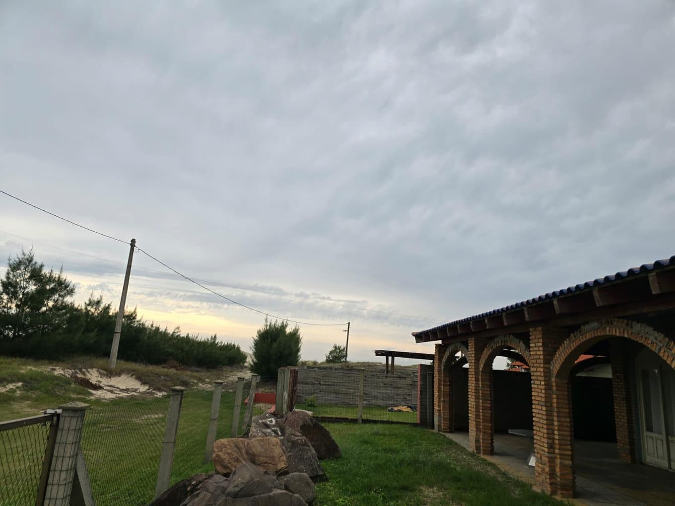 Foto 23 de 27: Terreno em leilão em Mostardas - RS, bairro Loteamento "Praia São Simão" — Casa com área de 296,60m², área total de terreno de 450m² - Mostardas/RS