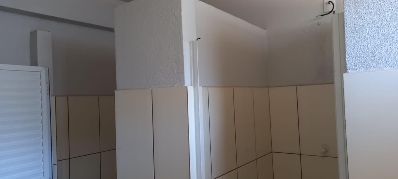 Foto 41 de 48: Casa em leilão em Cascavel - PR — Um imóvel urbano com uma área total de 4.086,86 m². Dividido em um barracão de frente e conjunto de barracões nos fundos.