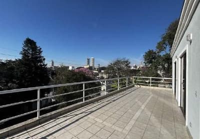 Foto 15 de 20: Casa em leilão em Curitiba - PR — Casa residencial com a área construída de 390m², área de terreno de 444m², situada na Rua Júlio Perneta, n° 431, Mercês - Curitiba/PR.